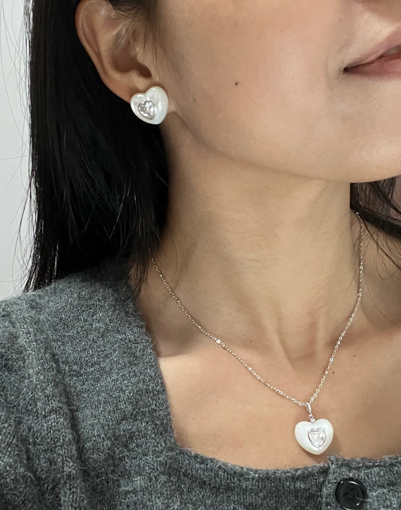 HEFANG Beige Silver Heart-Shaped Mother-of-Pearl Finish Necklace 2