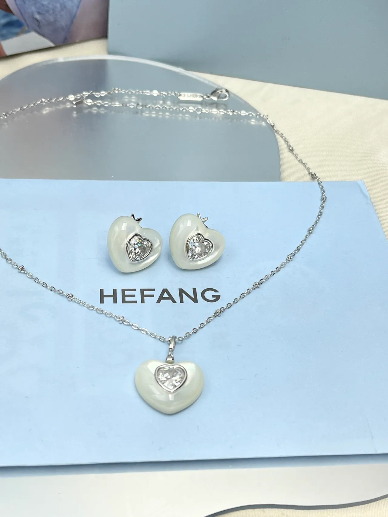 HEFANG Beige Silver Heart-Shaped Mother-of-Pearl Finish Necklace 3