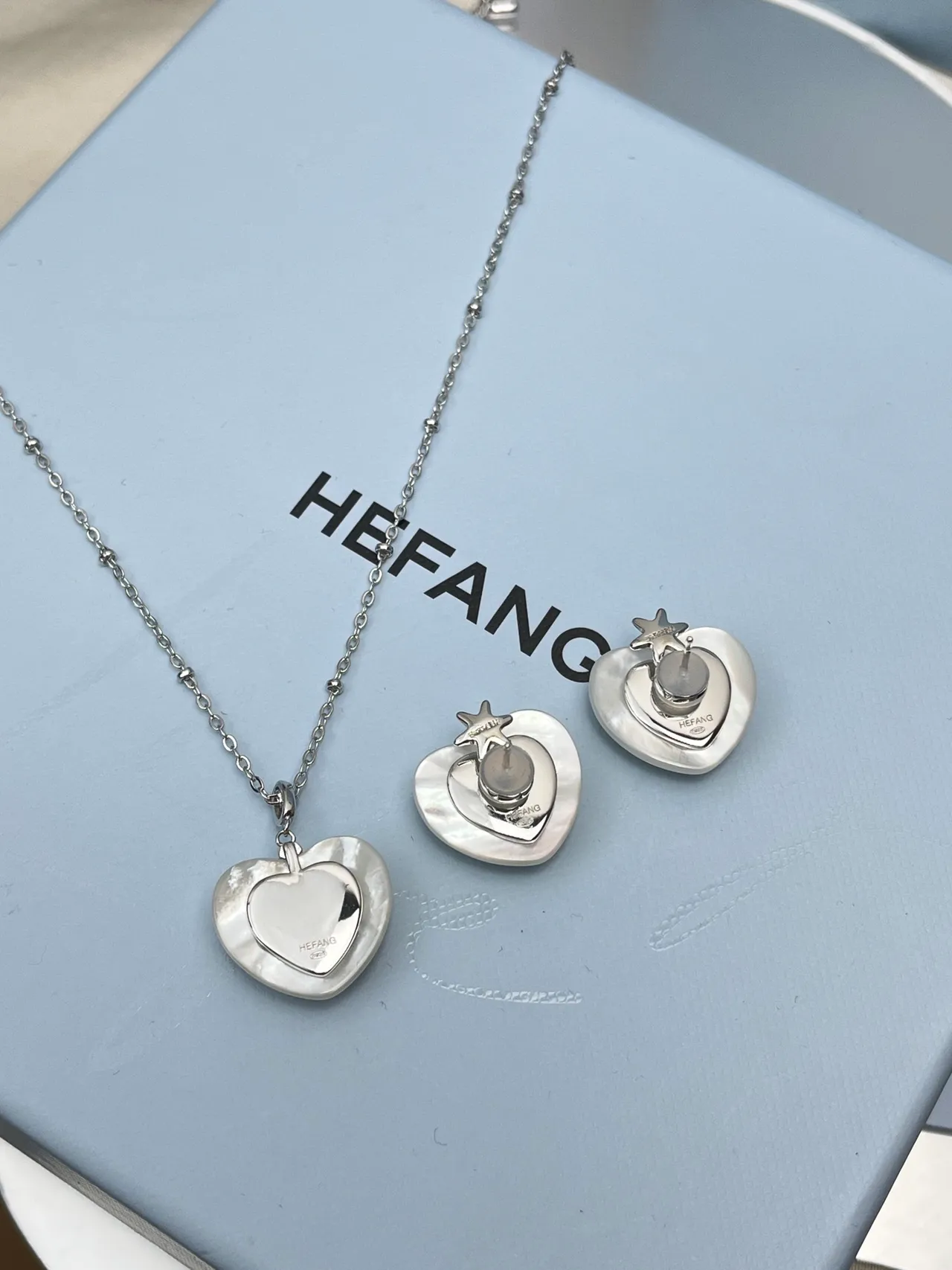 HEFANG Beige Silver Heart-Shaped Mother-of-Pearl Finish Necklace 4