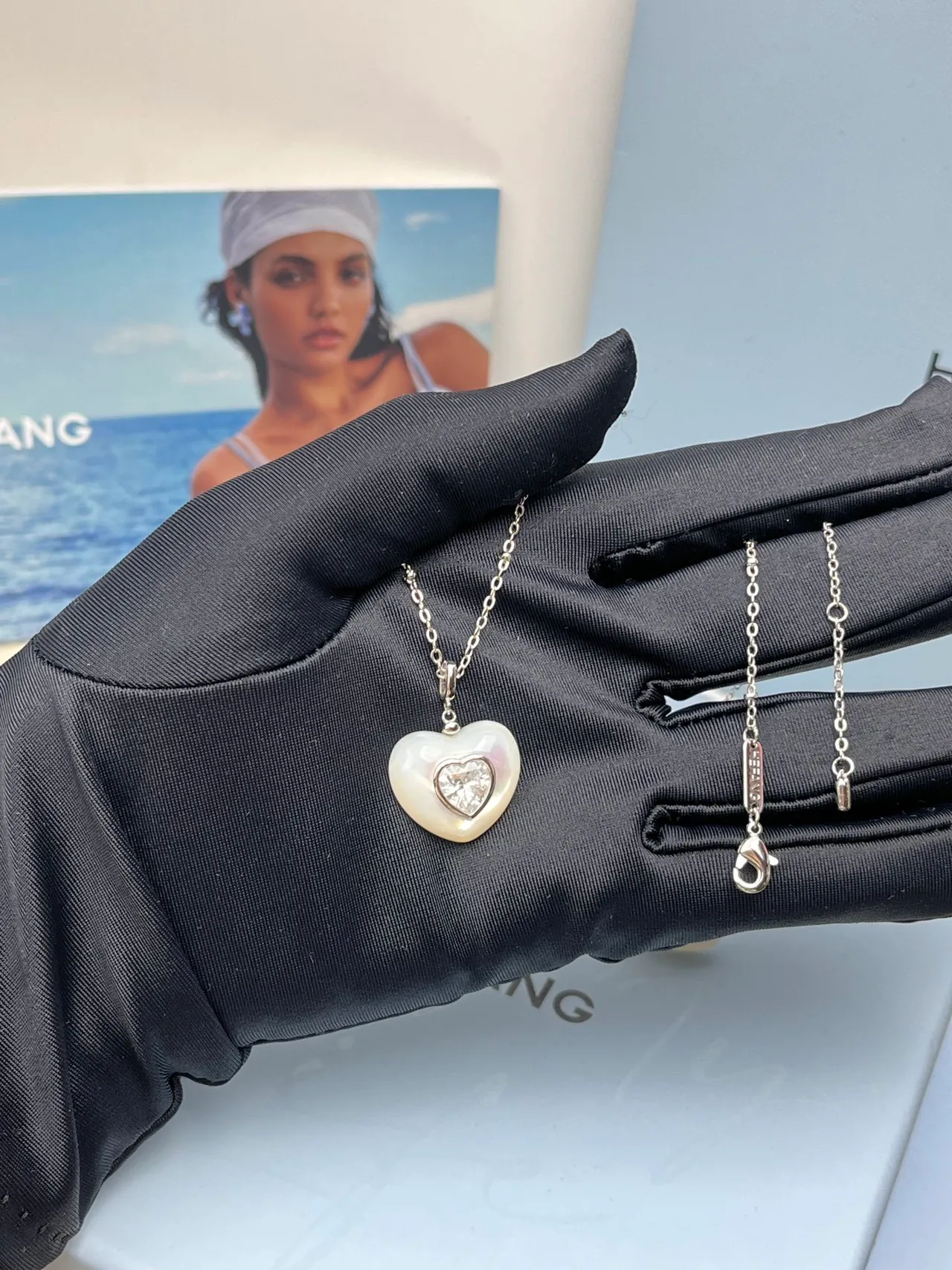 HEFANG Beige Silver Heart-Shaped Mother-of-Pearl Finish Necklace 7