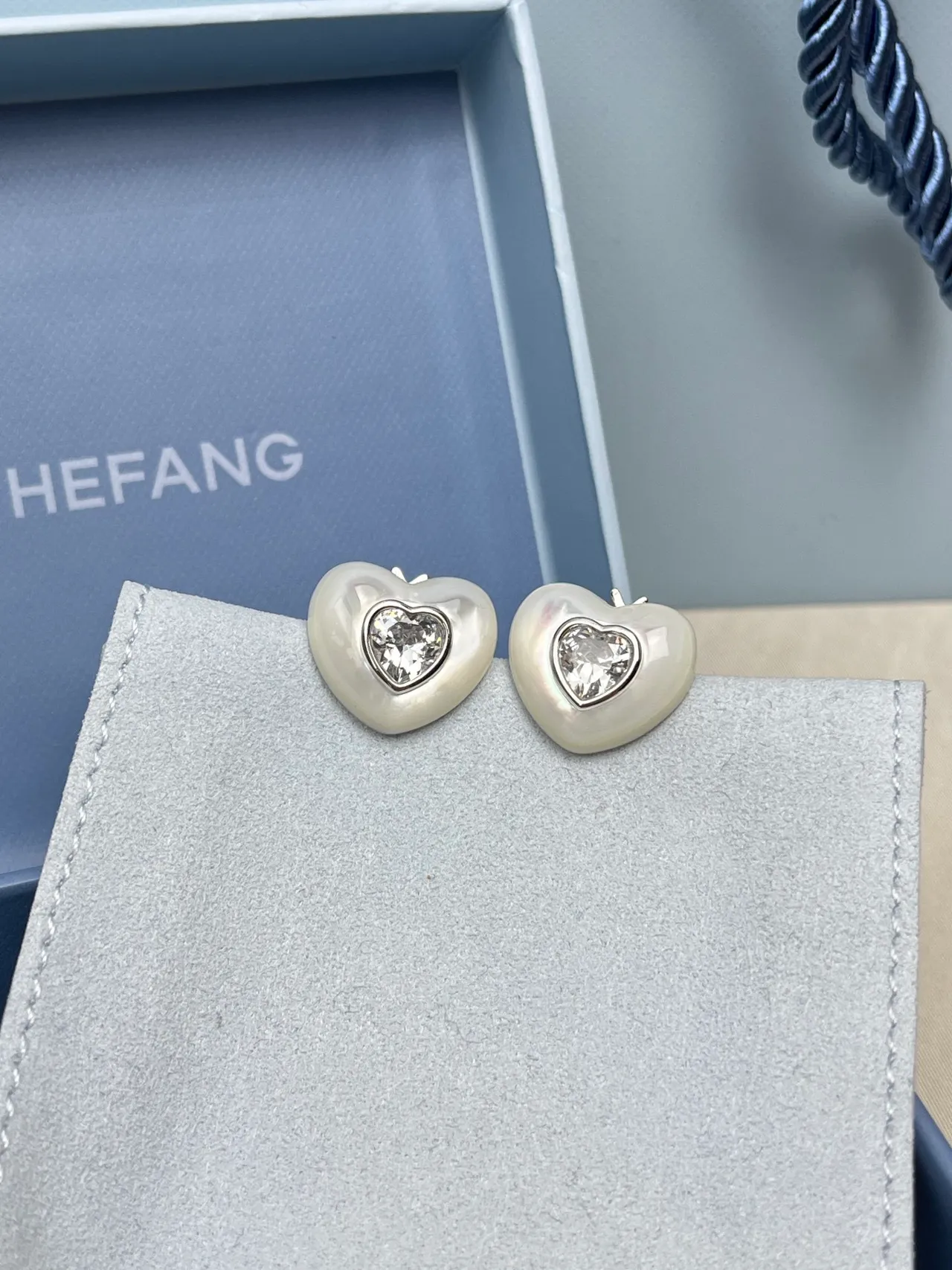 HEFANG Beige Silver Heart-Shaped Mother-of-Pearl Finish Necklace 9