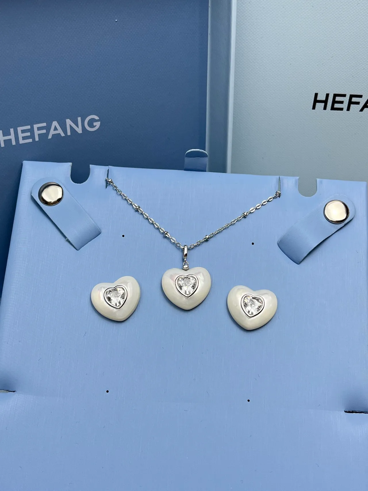 HEFANG Beige Silver Heart-Shaped Mother-of-Pearl Finish Necklace 6