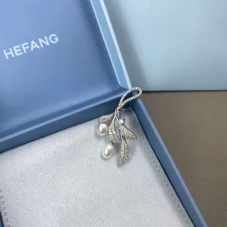 HEFANG Bow-and-Leaf Pavé Crystal and Pearl Brooch