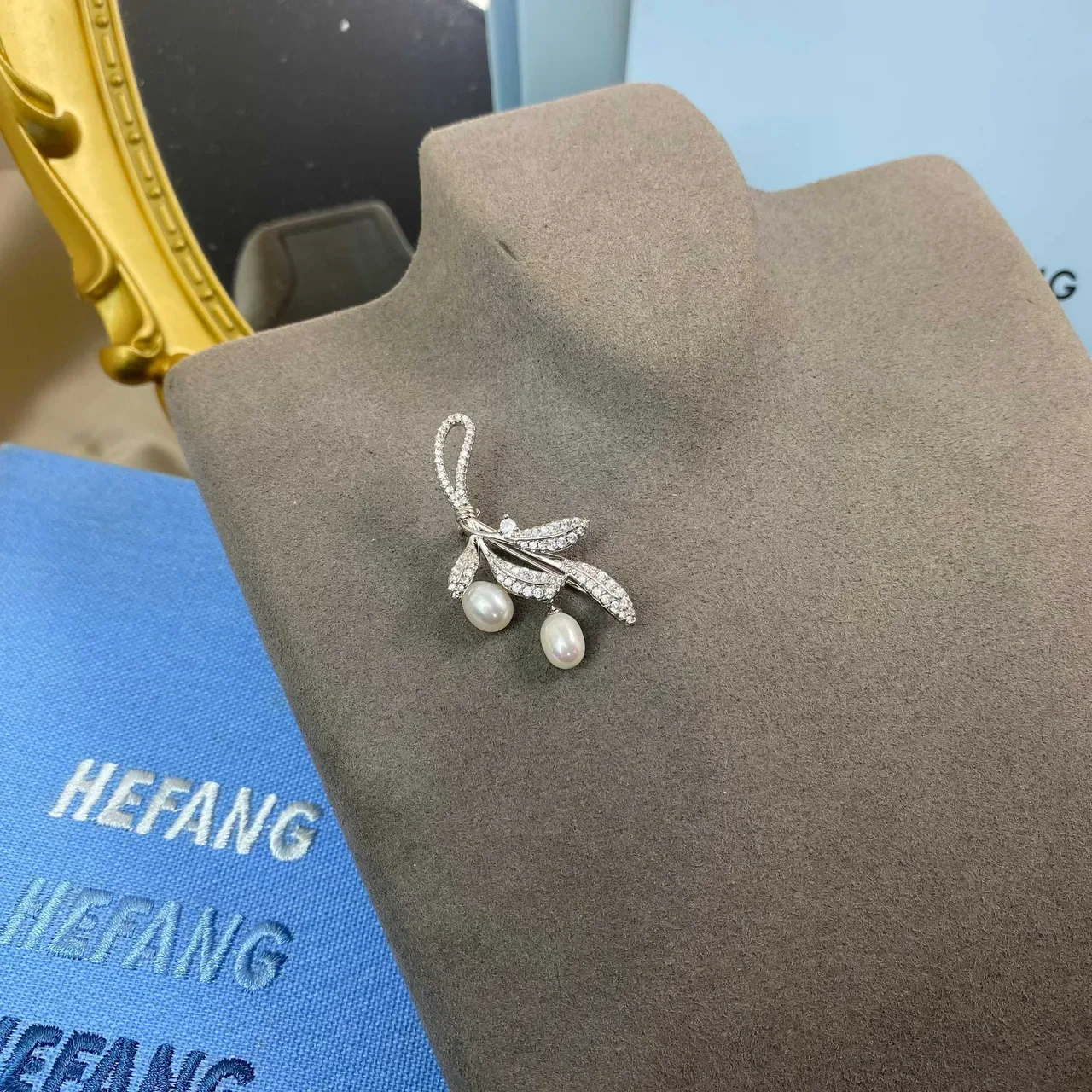 HEFANG Broche Laço e Folha Pavé Cristal e Pérola 2