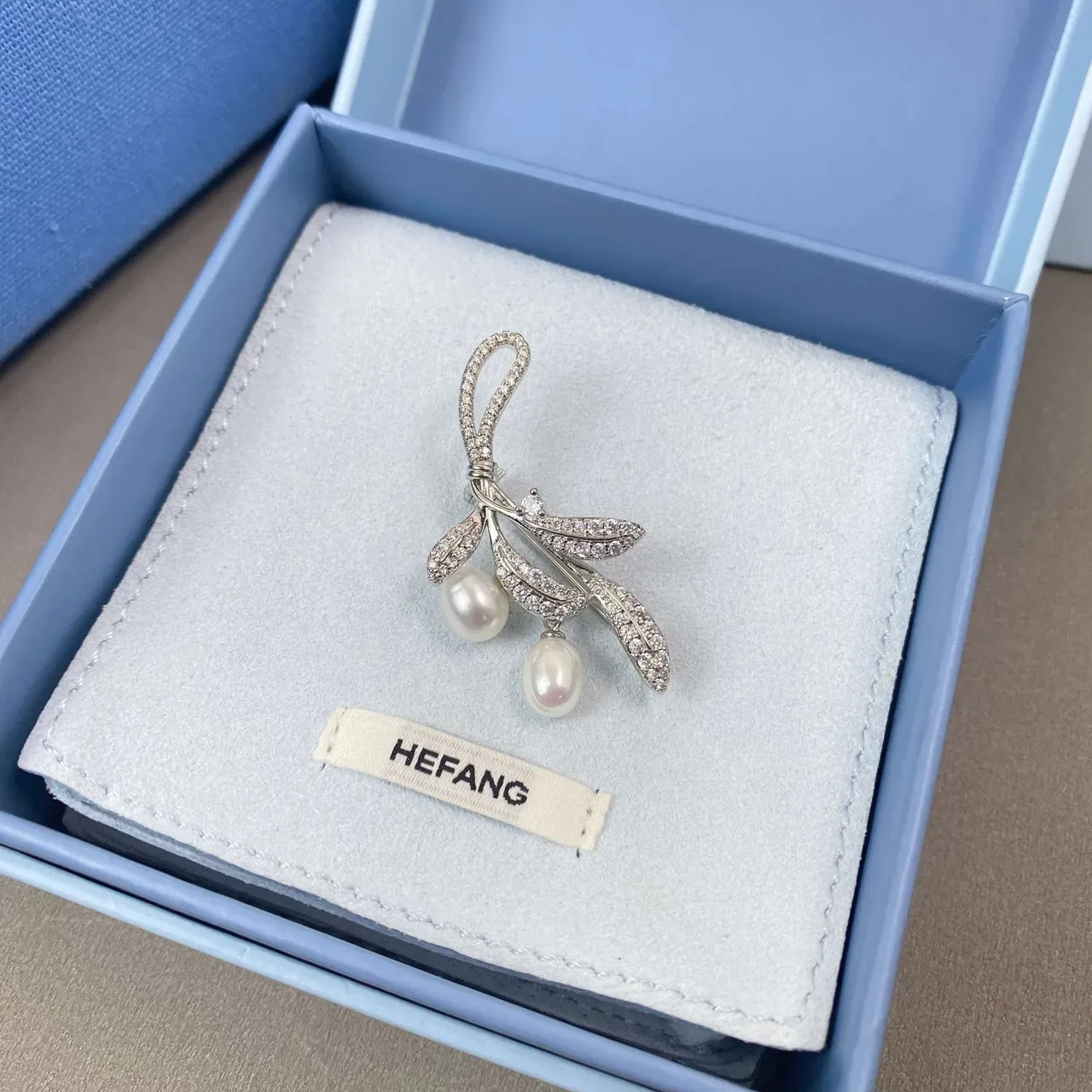 HEFANG Broche Laço e Folha Pavé Cristal e Pérola 3