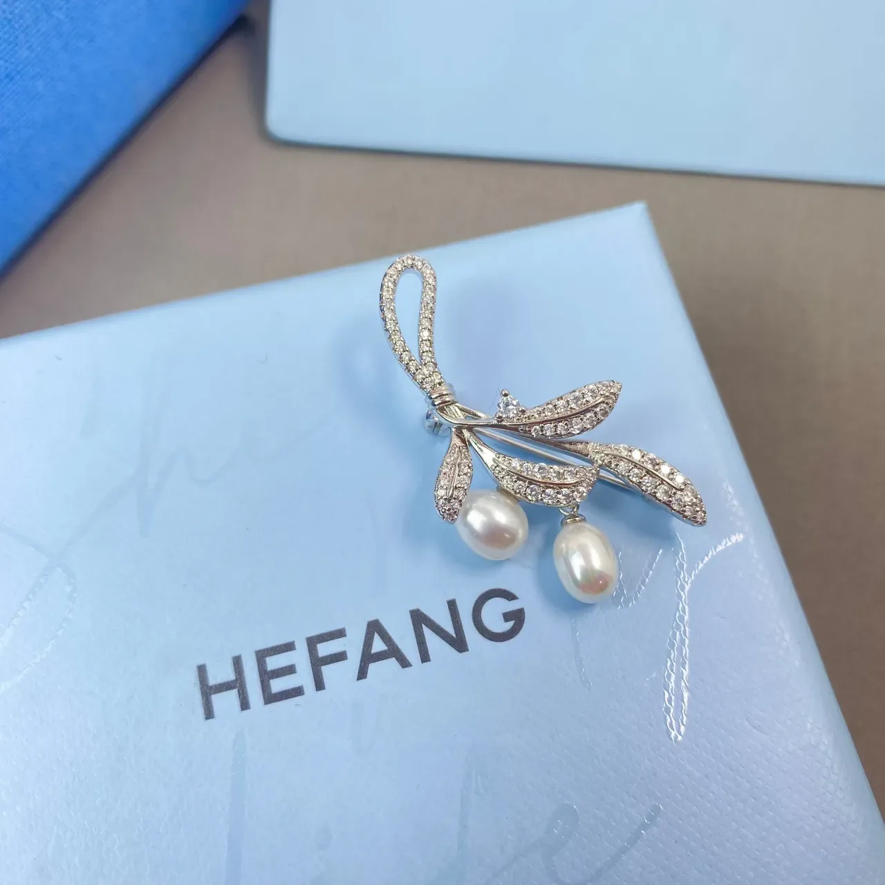 HEFANG Broche Laço e Folha Pavé Cristal e Pérola 5