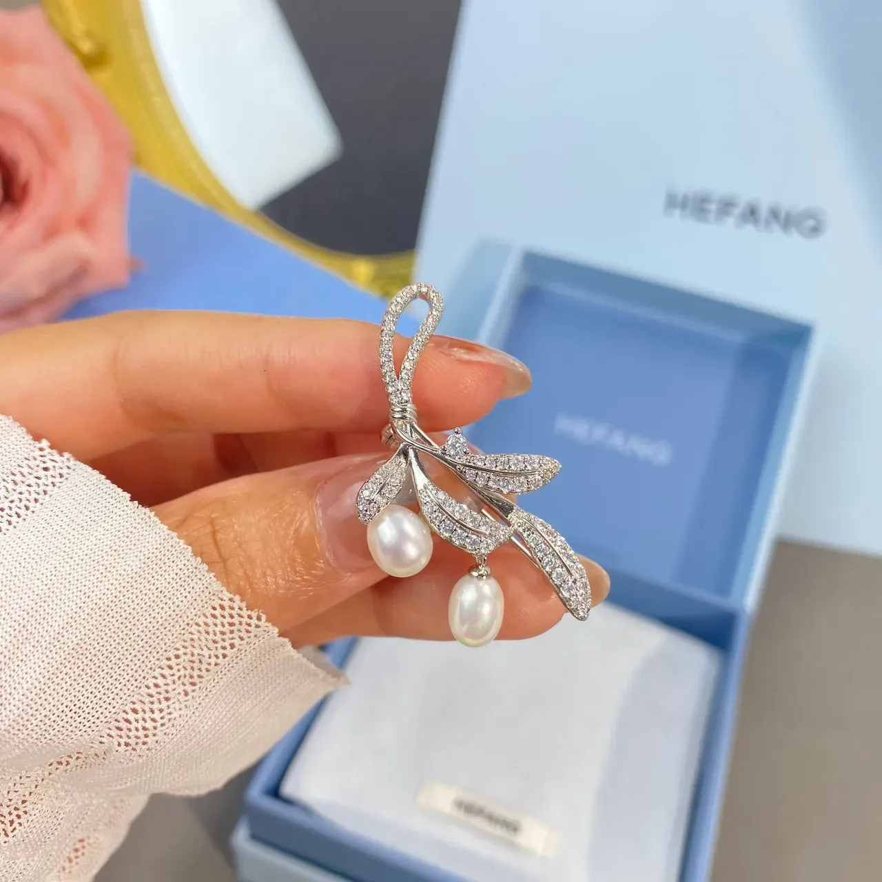HEFANG Broche Laço e Folha Pavé Cristal e Pérola 7