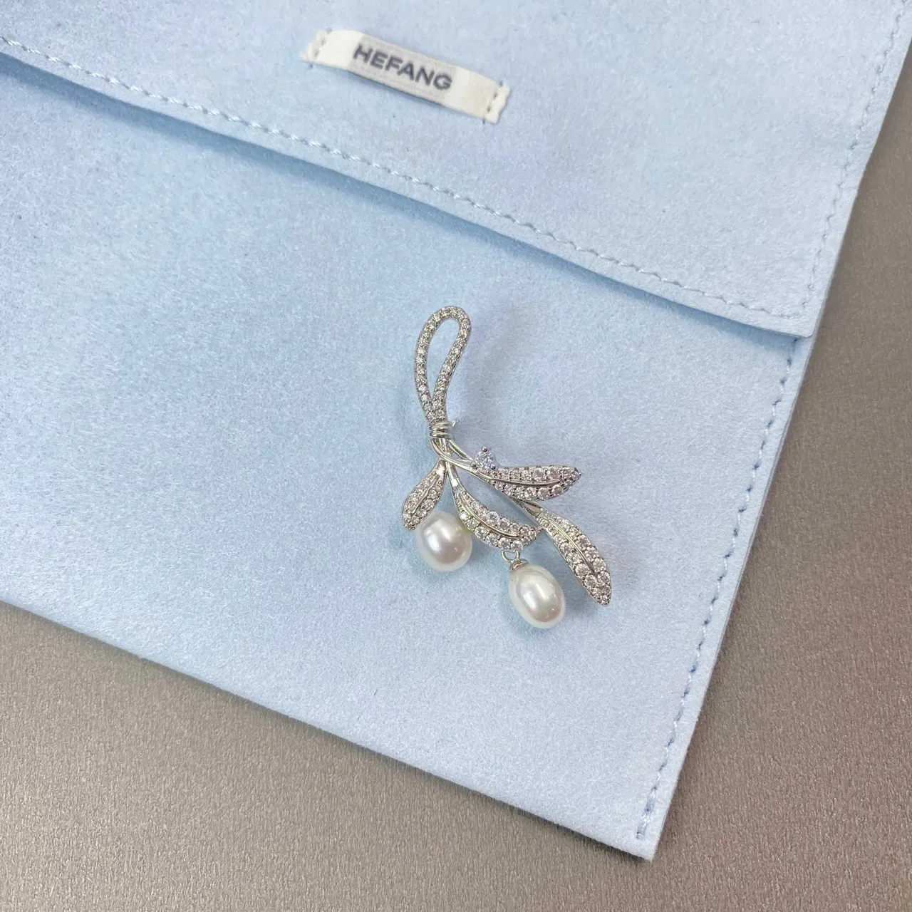HEFANG Broche Laço e Folha Pavé Cristal e Pérola 8