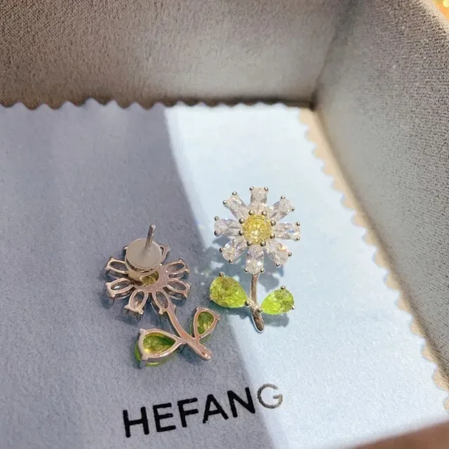 HEFANG Floral Daisy Crystal and Green Gem Stud Earrings 5