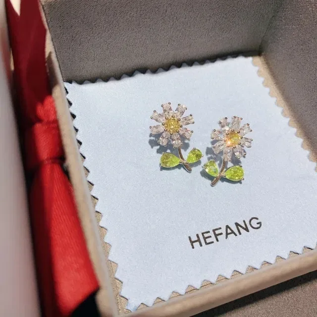 HEFANG Floral Daisy Crystal and Green Gem Stud Earrings 6