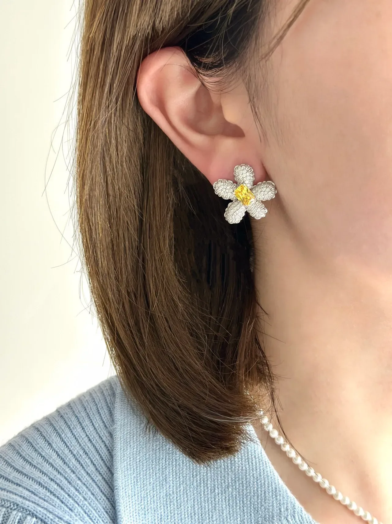 HEFANG Flower-Shaped Pavé Crystal and Yellow Gem Stud Earrings 3