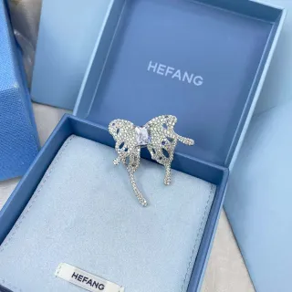 HEFANG রূপালী সাদা Pavé-Set ক্রিস্টাল ওপেনওয়ার্ক প্রজাপতি সিলুয়েট ব্রোচ