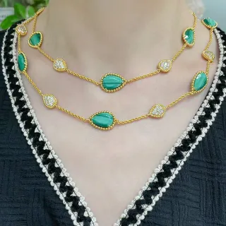 Collier malachite et pierres pavé avec finition or ton en couches
