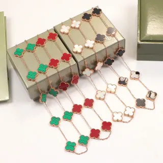 Colar com pingente de trevo de quatro folhas multicolor e corrente de ouro rosa