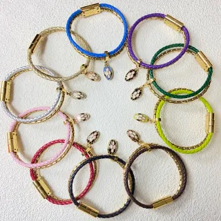 Pulsera de cuero trenzado con cierre magnético multicolor dorado