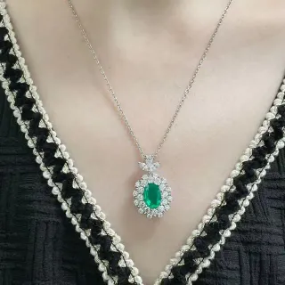 Collier pendentif ovale émeraude et diamants halo