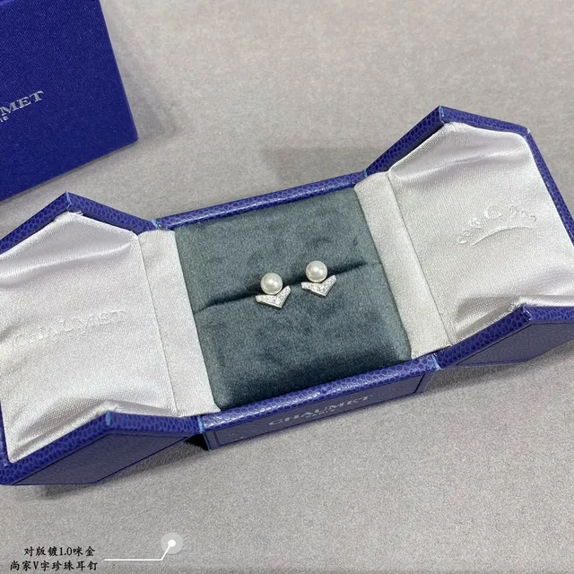 Pearl and Pavé V-Shape Stud Earrings 2