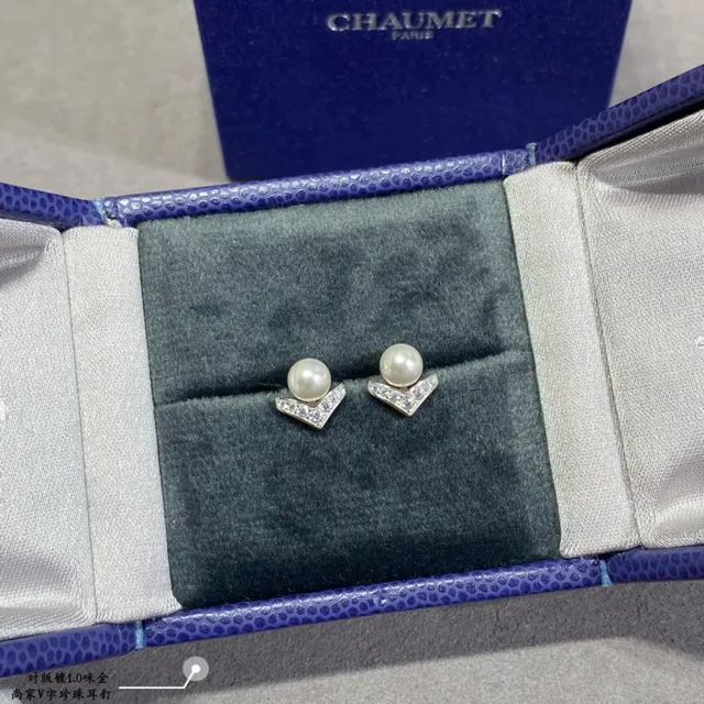 Pearl and Pavé V-Shape Stud Earrings 4