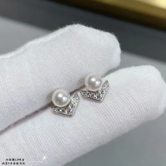 Pearl and Pavé V-Shape Stud Earrings 8