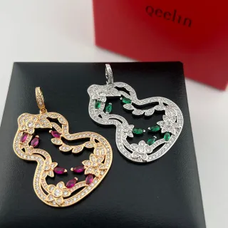qeelin Collier en or et argent avec design ouvert, silhouette de cœur et motifs floraux