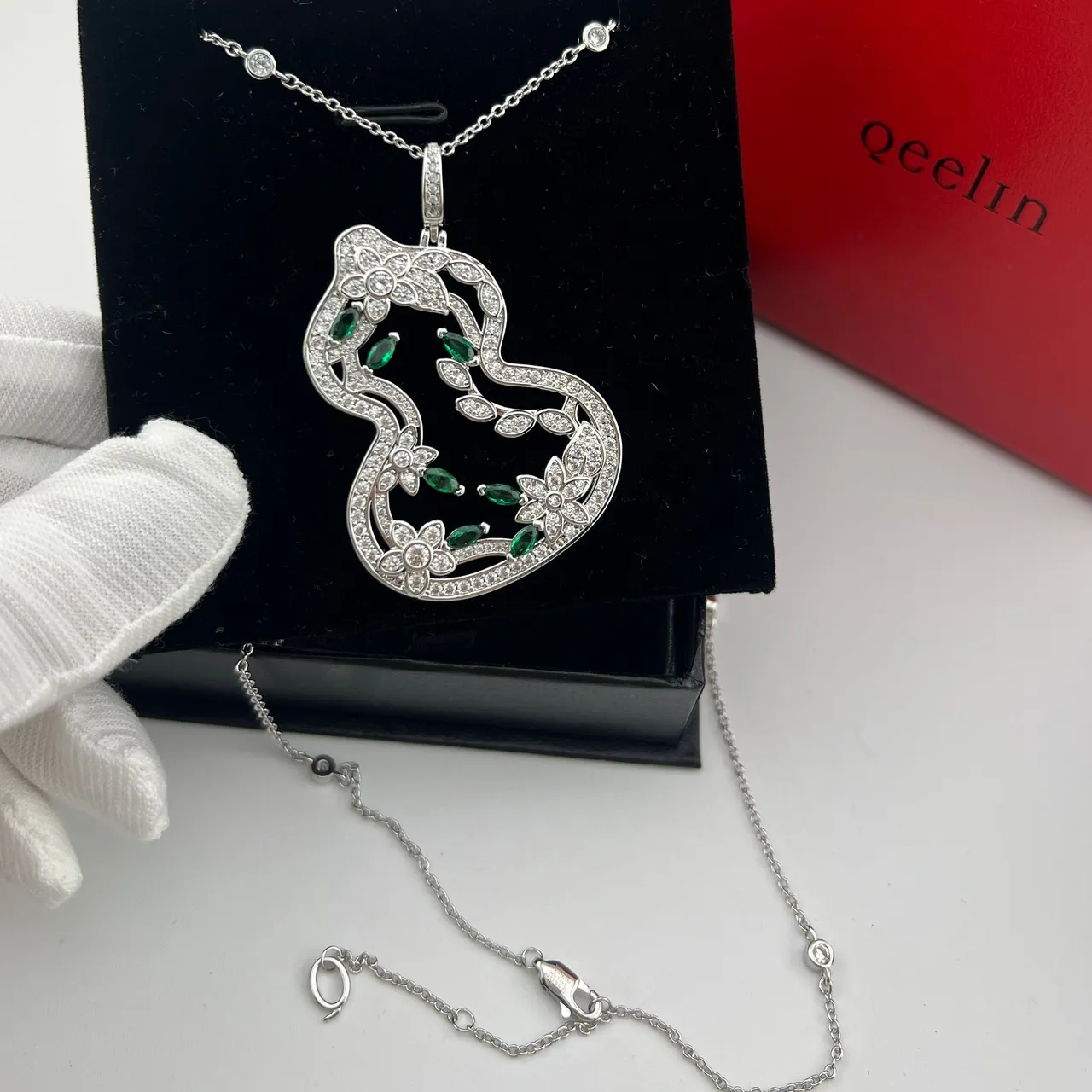 qeelin Gold Silver Openwork Heart Silhouette Floral Motif Detailing Necklace 4