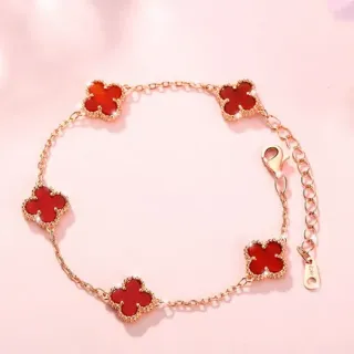 Chaîne rouge dorée quatre charms en forme de trèfle bracelet