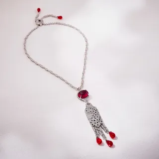 Colar de prata com rubi em cabochon oval pavé-set de diamantes no centro