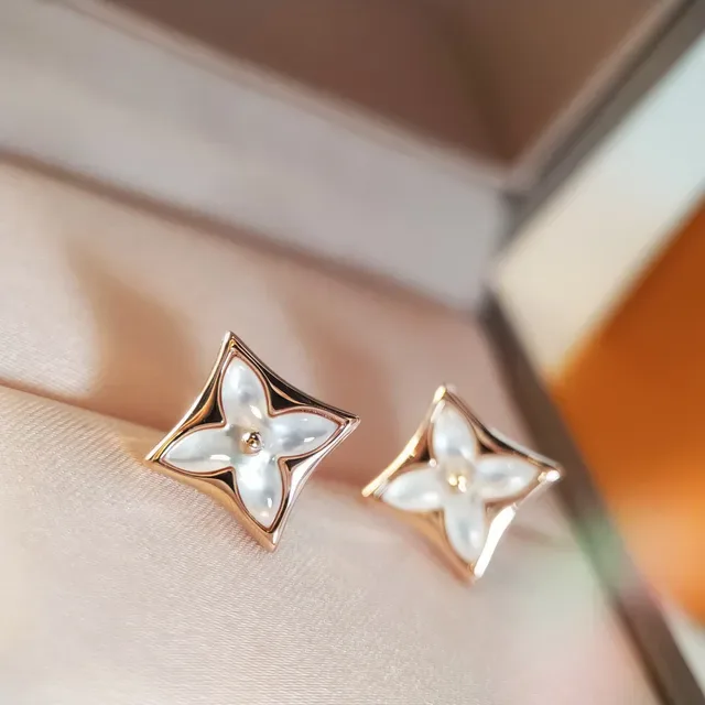 Boucles d'oreilles studs en or rose avec nacre de perle mère motif floral à quatre feuilles 2