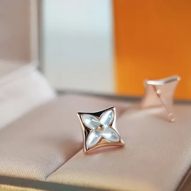 Boucles d'oreilles studs en or rose avec nacre de perle mère motif floral à quatre feuilles 3