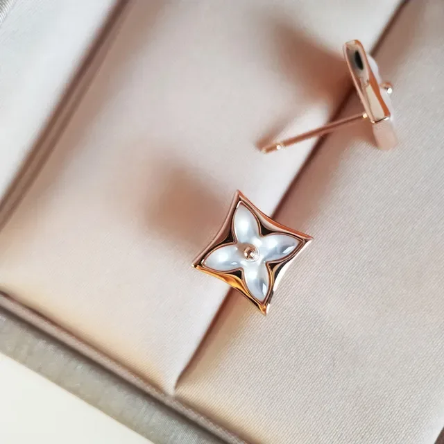 Boucles d'oreilles studs en or rose avec nacre de perle mère motif floral à quatre feuilles 5