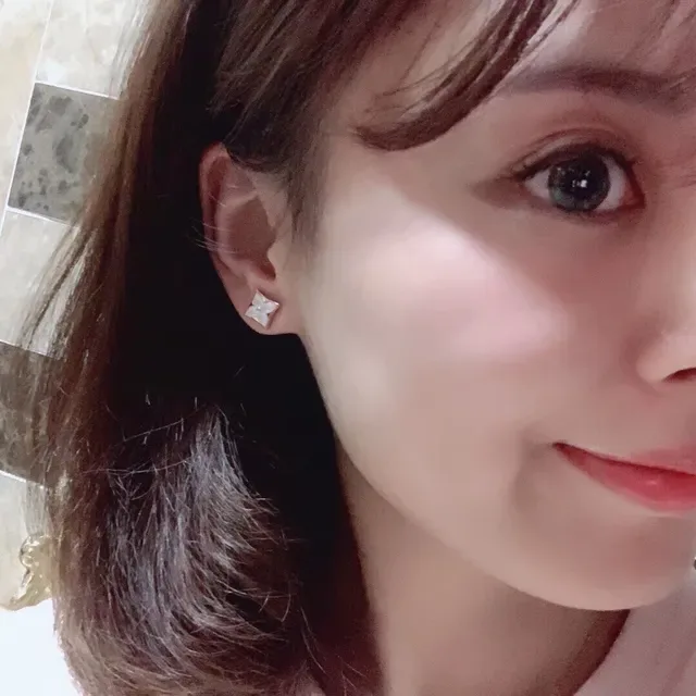 Boucles d'oreilles studs en or rose avec nacre de perle mère motif floral à quatre feuilles 7