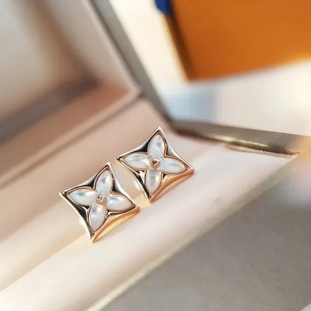 Boucles d'oreilles studs en or rose avec nacre de perle mère motif floral à quatre feuilles 8