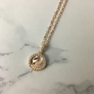玫瑰金色调天鹅图案镶嵌项链