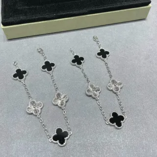 Pulsera con cadena plateada negra con charms en forma de trébol