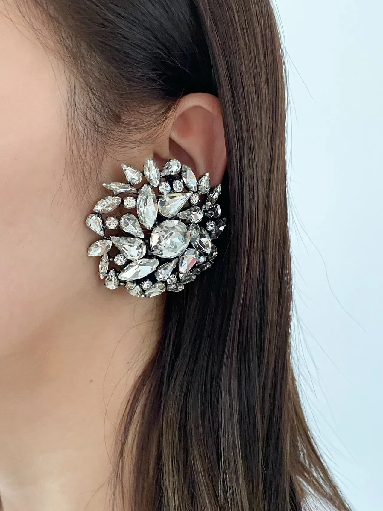 Broche de prata preto com cristais e cluster floral 2