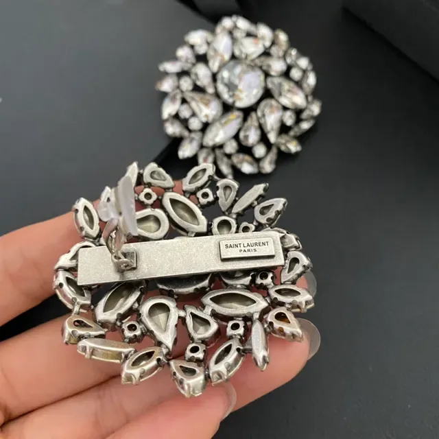 Broche de prata preto com cristais e cluster floral 4