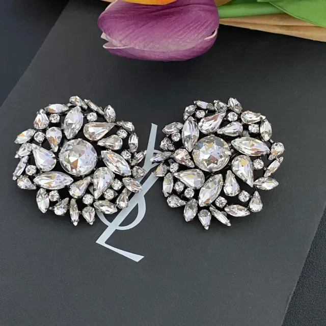 Broche de prata preto com cristais e cluster floral 7