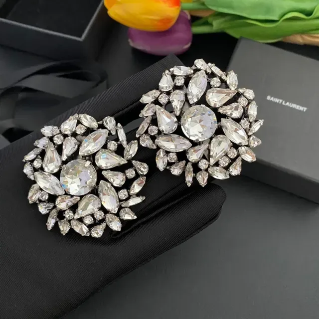 Broche de prata preto com cristais e cluster floral 8