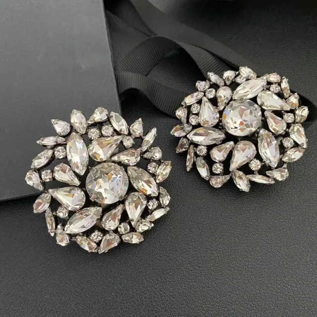 Broche de prata preto com cristais e cluster floral 9