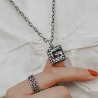 Collar Plata Negro Ornate Filigree Cuadrado Colgante
