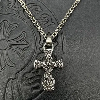 Colar com pingante de cruz e nó celta em prata