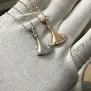 银金色扇形吊坠 Pavé 宝石镶边项链