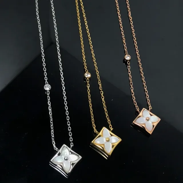 Collier argent et or avec pendentif floral carré incrusté de nacre 2