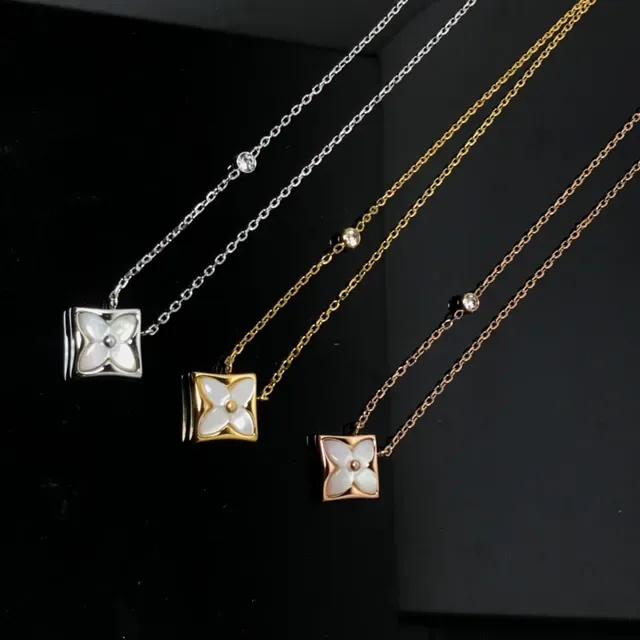 Collier argent et or avec pendentif floral carré incrusté de nacre 3