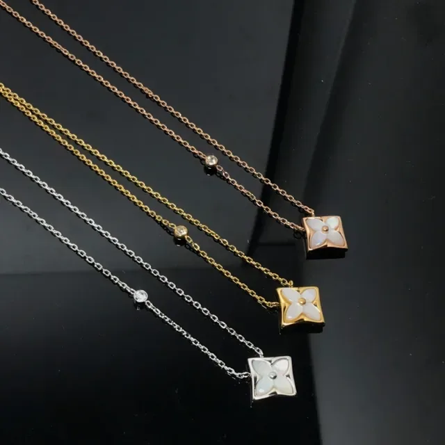 Collier argent et or avec pendentif floral carré incrusté de nacre 4