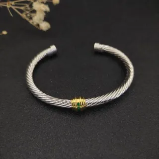 سوار فضي وذهبي مصنوع من كابل ملتوي بأسلوب كوف