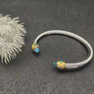 Pulsera de Cable Trenzado de Plata y Oro con Tapa de Extremo