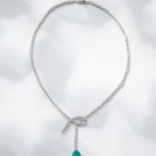 Collier avec chaîne argentée, pendentif émeraude verte incrusté de diamants en forme de larme