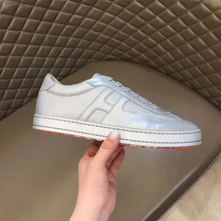 prata vermelho metálico texturizado no upper contrastante laranja na sola lifestyle sneakers