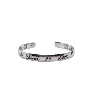 Brazalete de muñeca abierto grabado con 'Blind for Love' en tono plateado